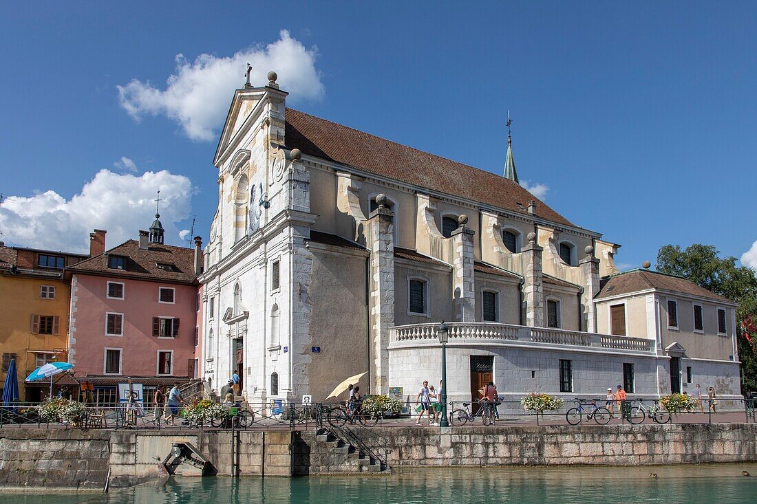 Frankreich, Haute Savoie, Annecy, die Kirche Saint-François de Sales und der Quai du Semnoz am Ufer des Thiou-Kanals, der den See überspült
