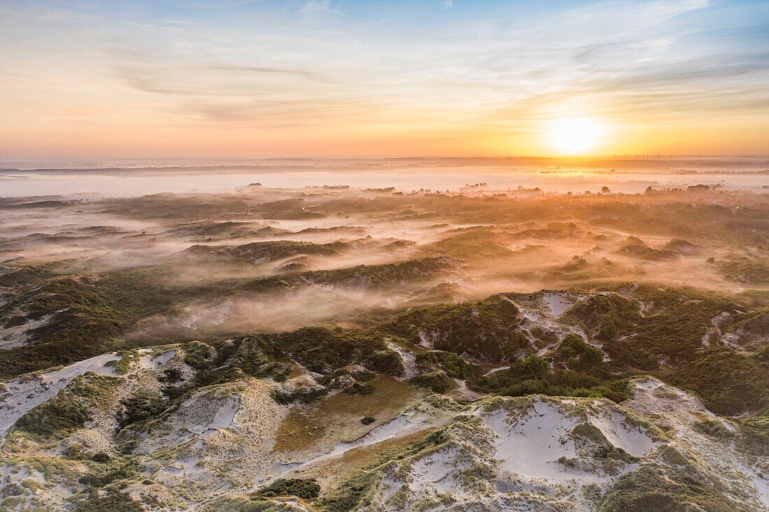 "Frankreich, Somme, Bucht von Authie, Fort-Mahon, die Dünen von Marquenterre bei Sonnenaufgang, während sich der Nebel noch zwischen die Dünen schmiegt; Blick zwischen Fort Mahon und der Bucht von Authie"