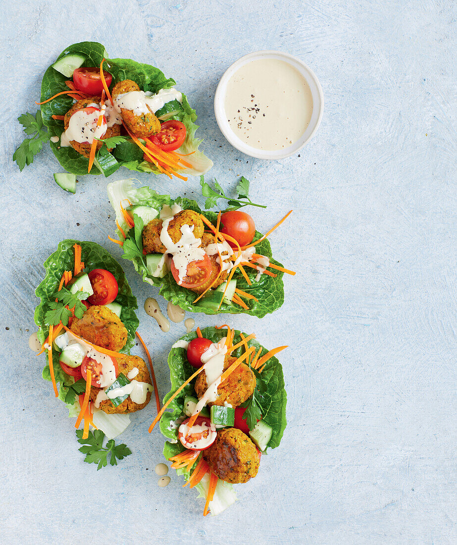 Vegane Falafel-Taco-Cups mit Salat