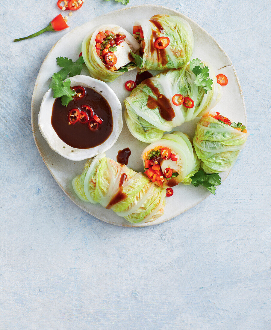 Sticky Wombok-Tofu-Rollen mit Chili für Veganer