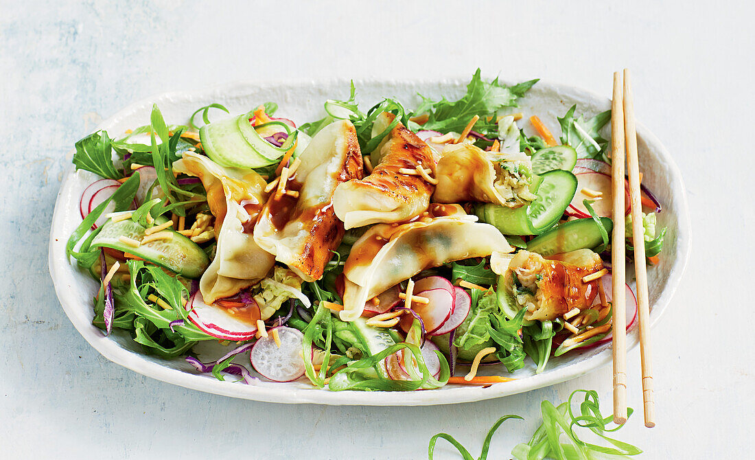 Asiatischer Dumpling-Salat mit Radieschen