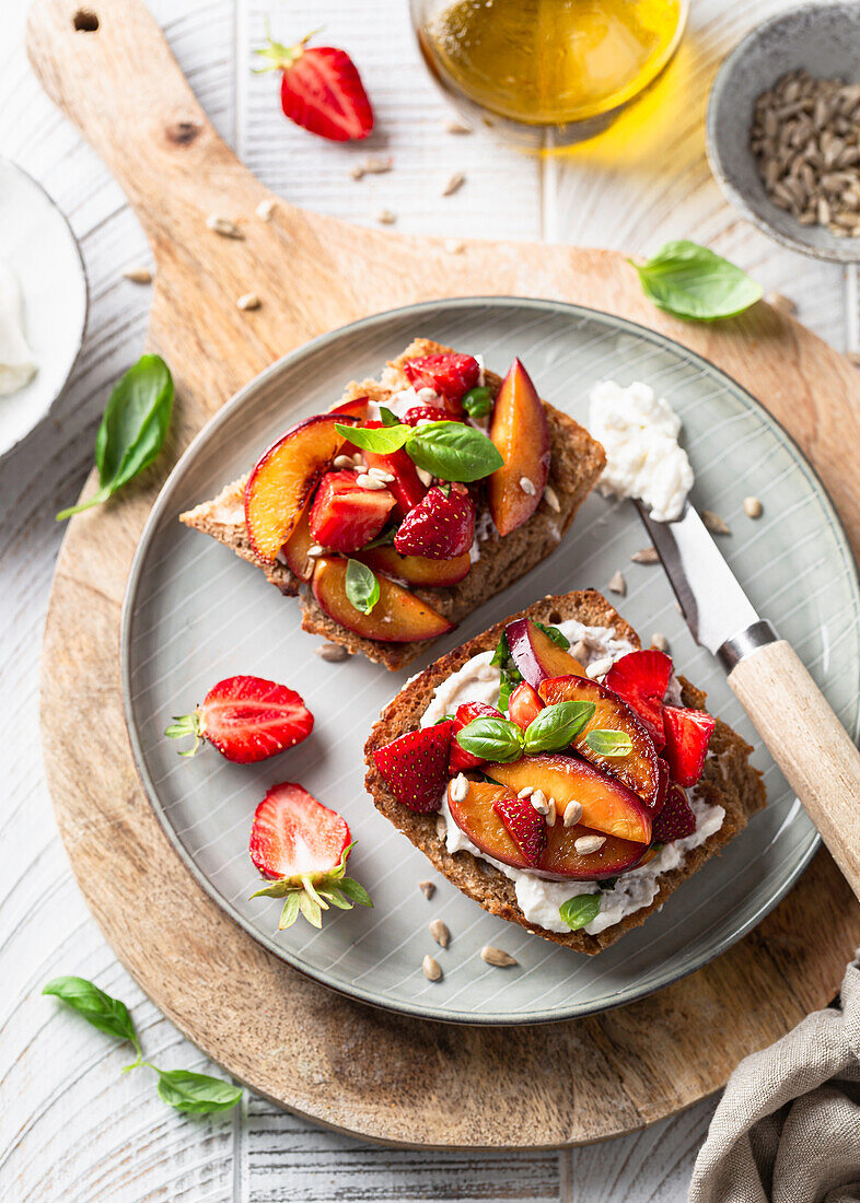 Sommer Bruschettas mit Frischkäse und frischen Früchten