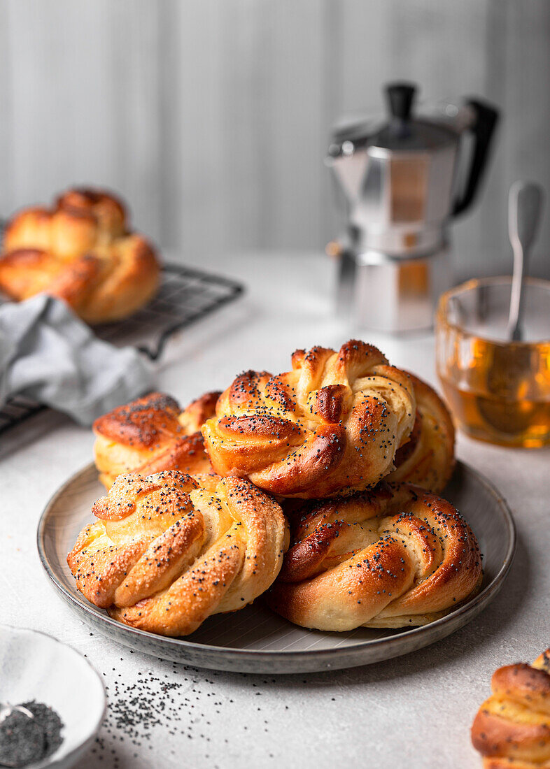 Yeast knots with orange marmalade and poppy seeds