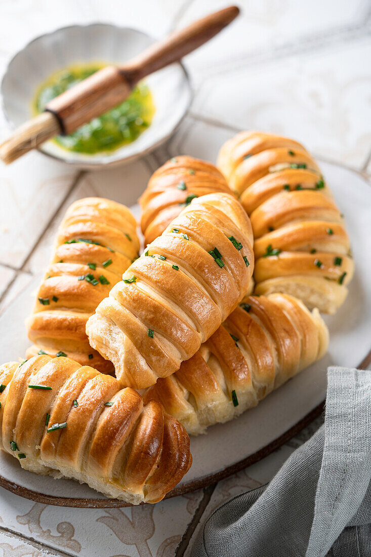 Partybrot mit Mozzarella, Knoblauchbutter und Kräutern