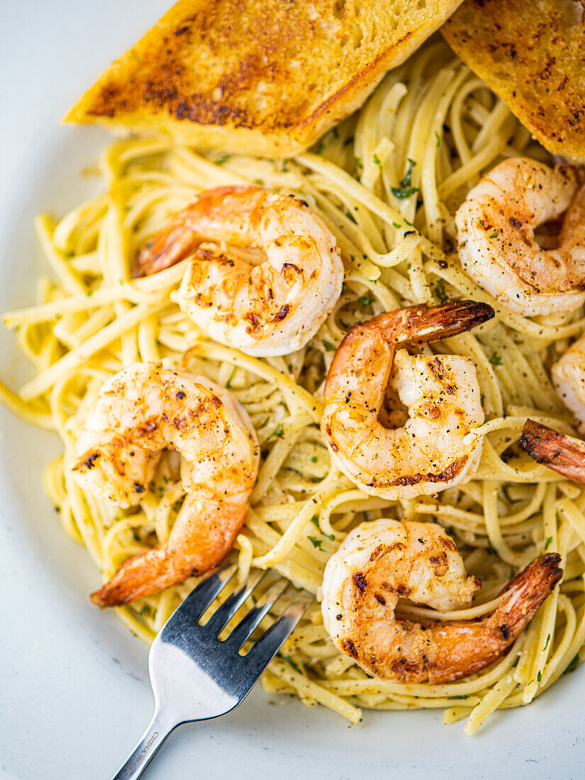 Linguine with grilled shrimp and lemon and white wine sauce