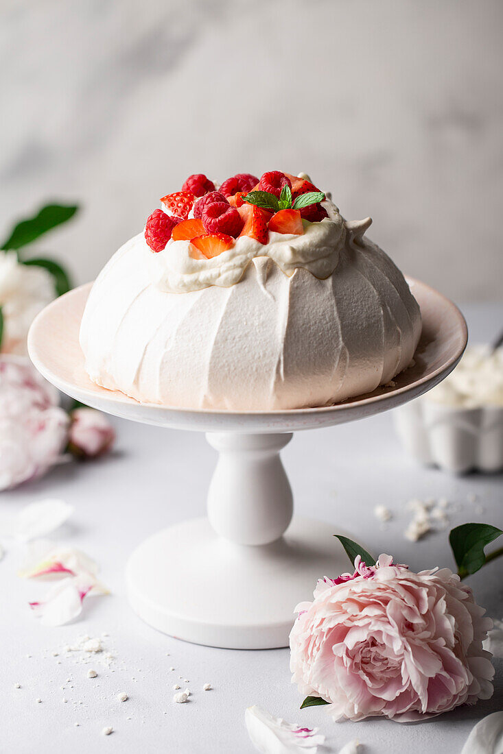 Klassisches Pavlova mit Sahne und frischen Beeren