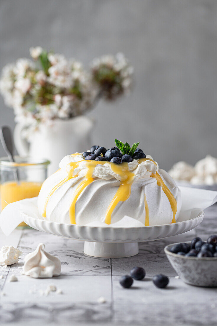 Pavlova mit Lemon Curd und Blaubeeren