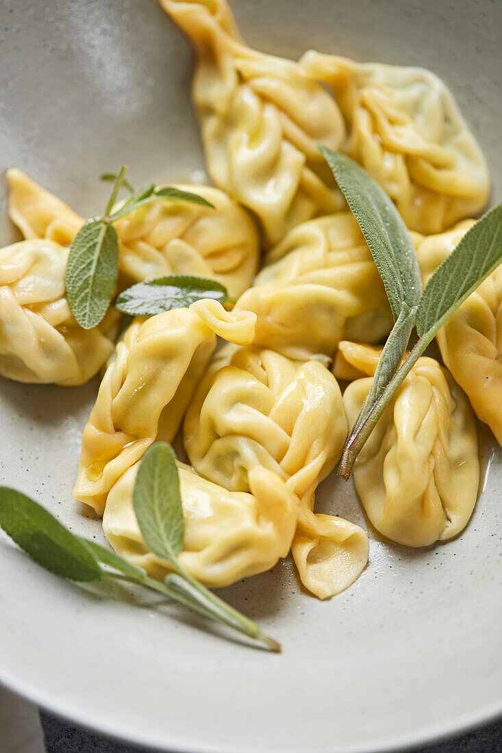 Tortelli mit Spinat-Ricotta-Füllung in Salbeibutter