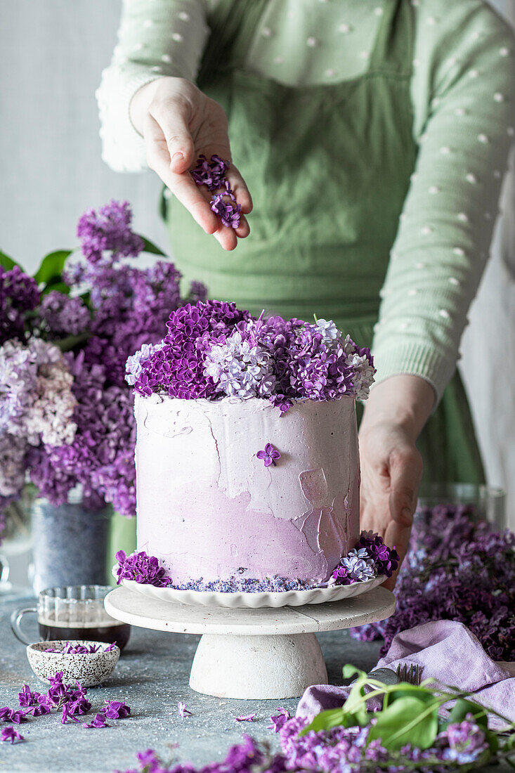 Flieder-Buttercreme-Torte