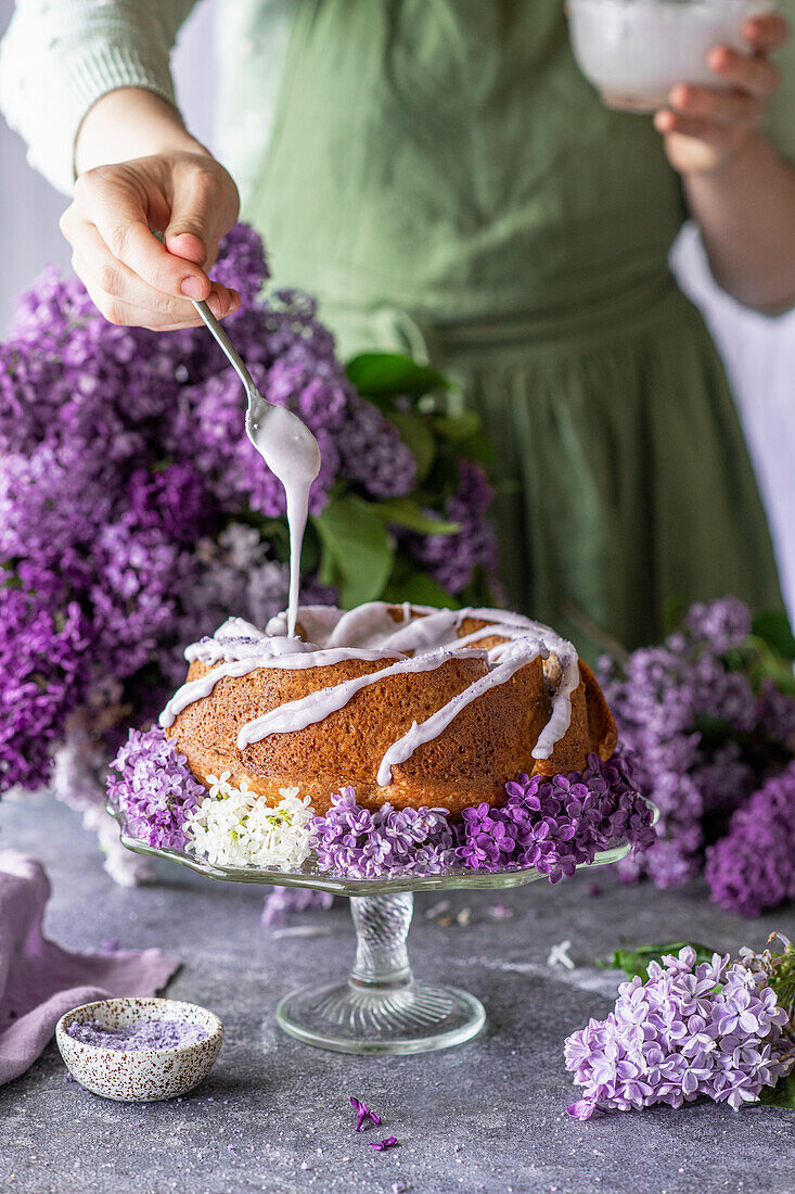 Fliederkuchen mit Zuckerguss