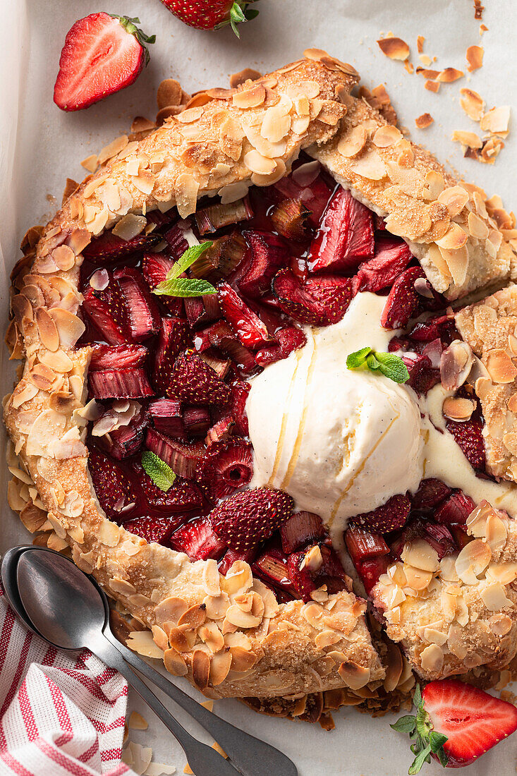 Erdbeer-Rhabarber-Galette mit Mandeln und Vanilleeis