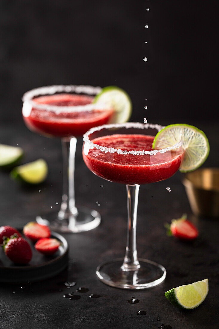 Strawberry daiquiri cocktail with lime slices