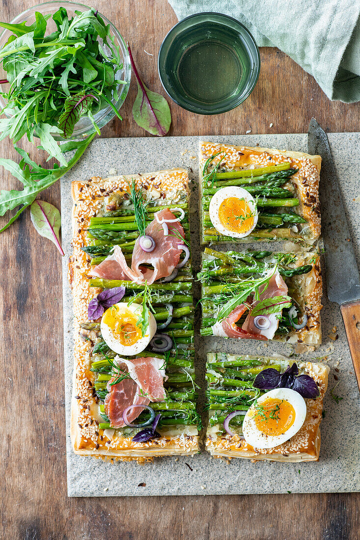 Asparagus puff pastry tart with eggs and ham