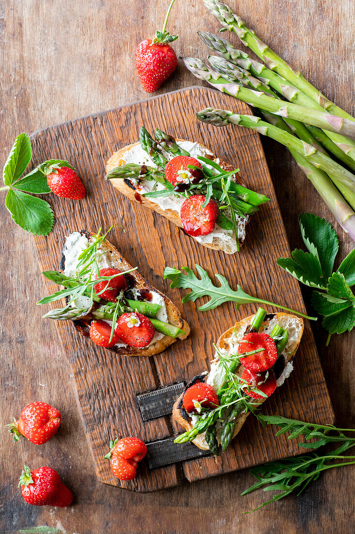Asparagus and strawberry bruschetta with goat's cheese