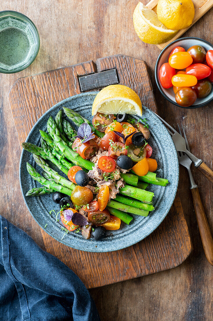 Asparagus and tuna salad with black olives