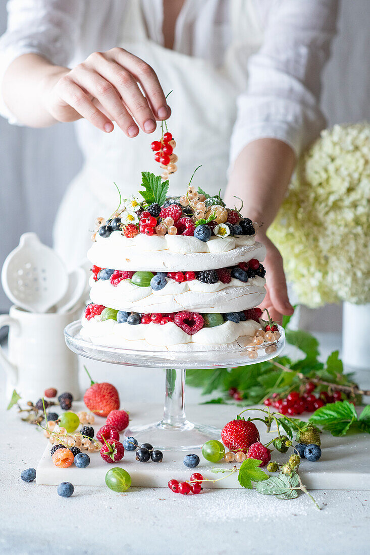 Meringue tart with summer berries