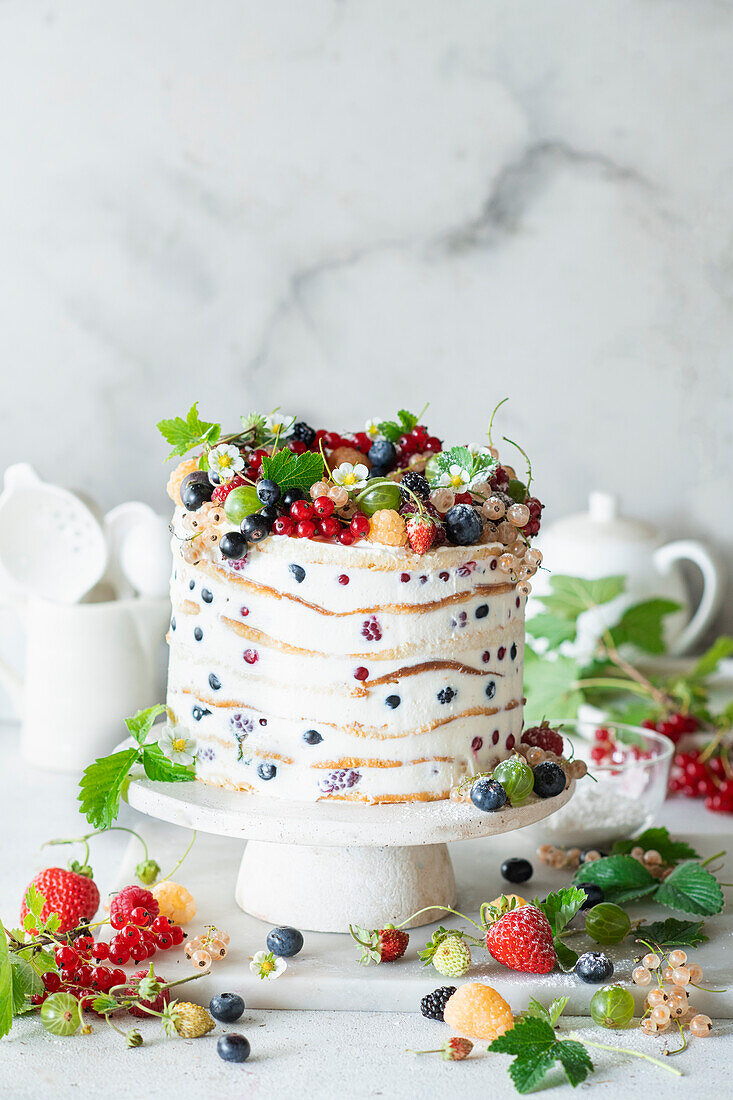 Milkmaid cake with summer berries