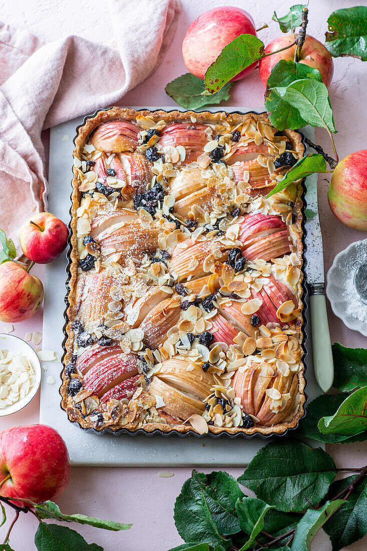 Apfel-Rosinen-Kuchen mit Mandeln