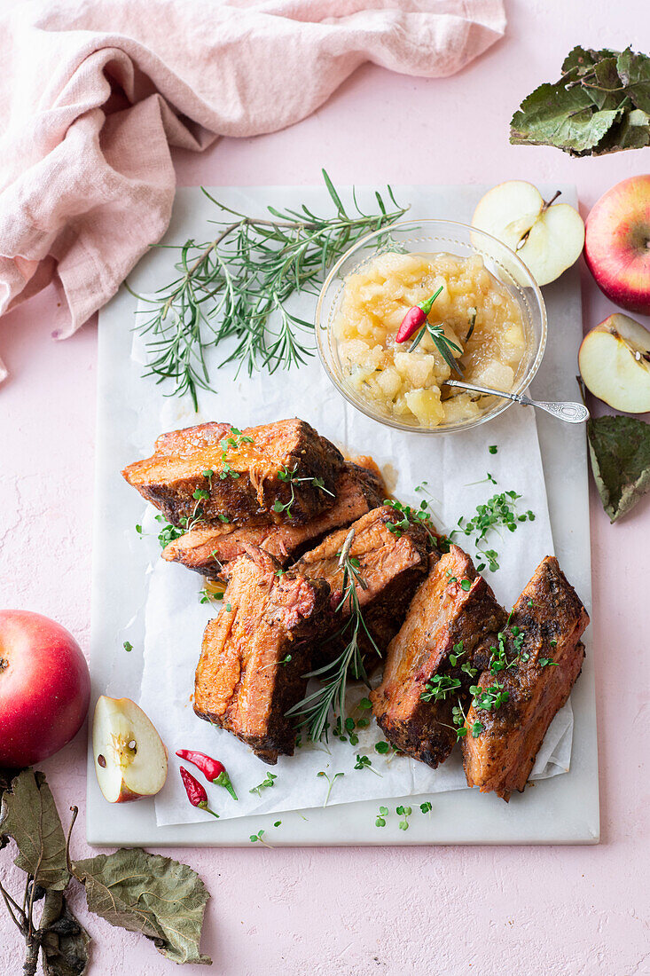 Smoked ribs with apple sauce