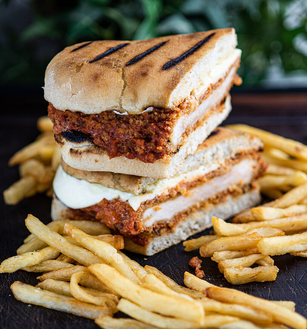 Hühnchen-Parmesan Sandwich mit Pommes