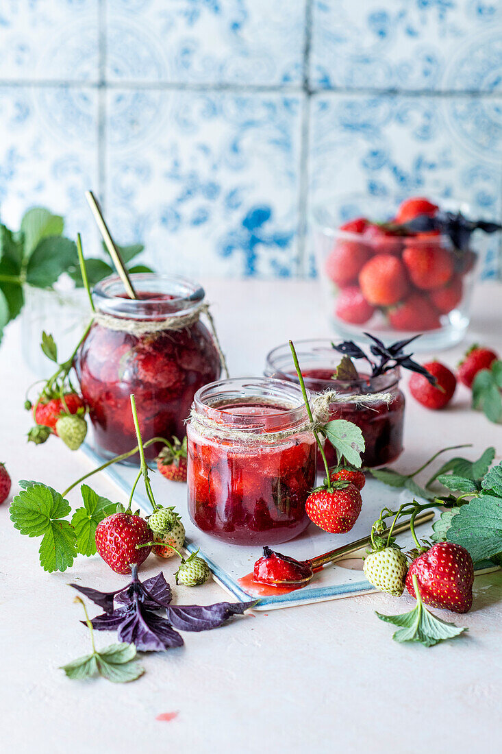 Erdbeer-Marmelade mit lila Basilikum