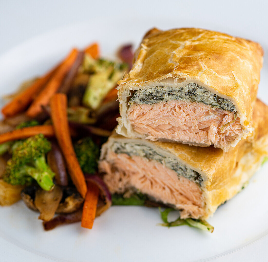 Salmon en croute with vegetables