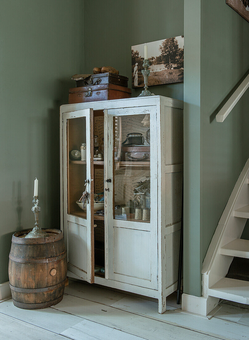 Antiker Vitrinenschrank und Holzfass, Landhausstil