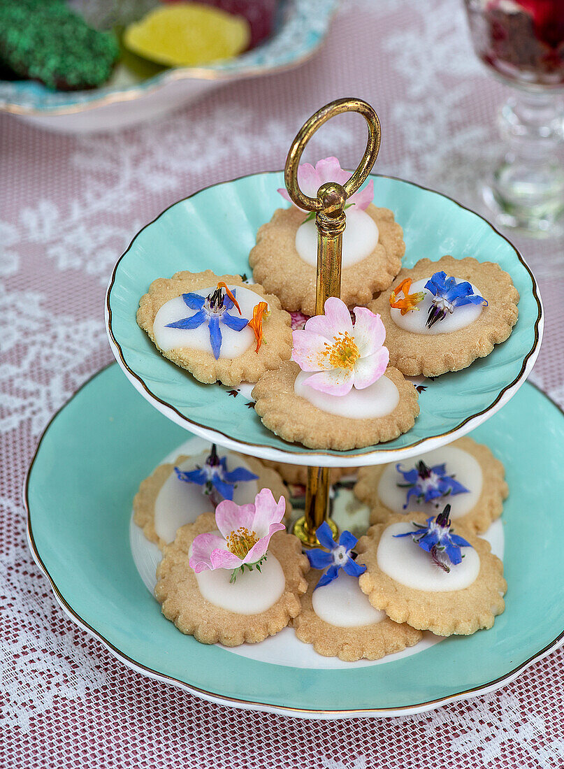 Etagere mit Keksen, verziert mit essbaren Blüten