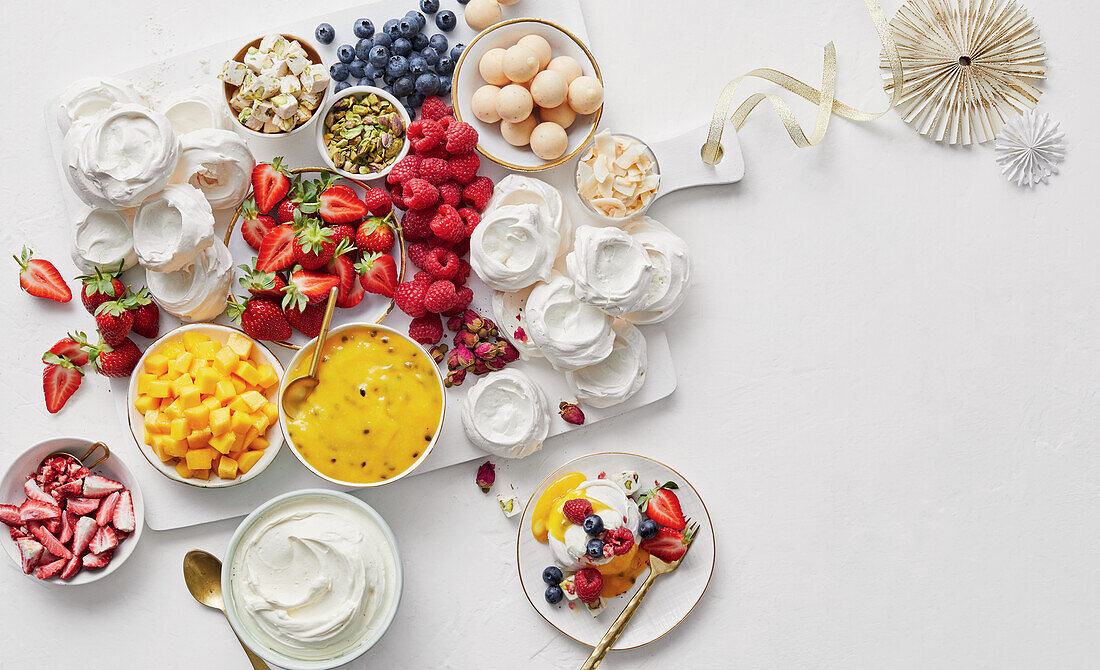 Mini-Pavlovas und frische Früchte