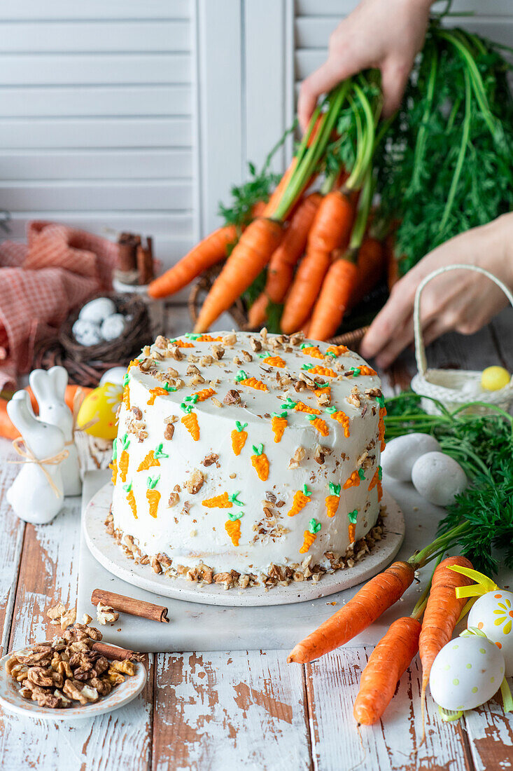 Karottenkuchen mit Karamell-Birnen-Füllung