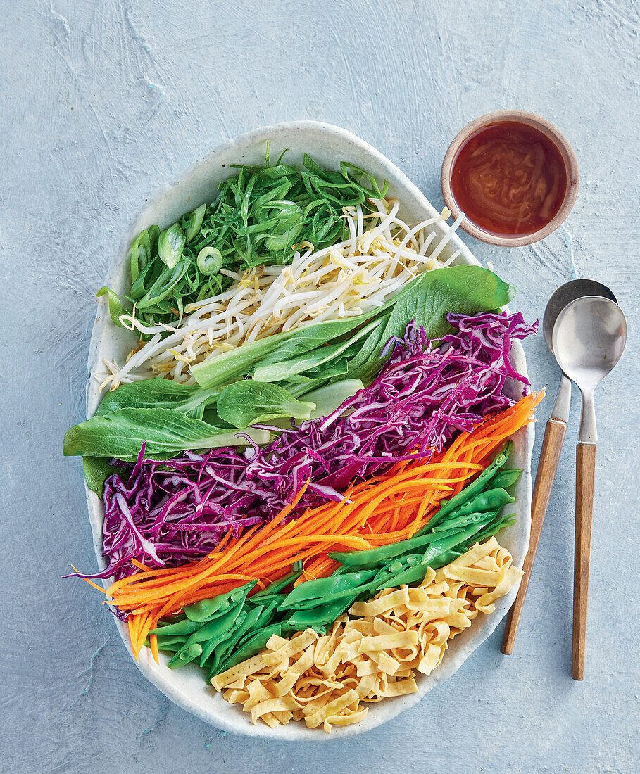 Quick Asian noodle salad with vegetables