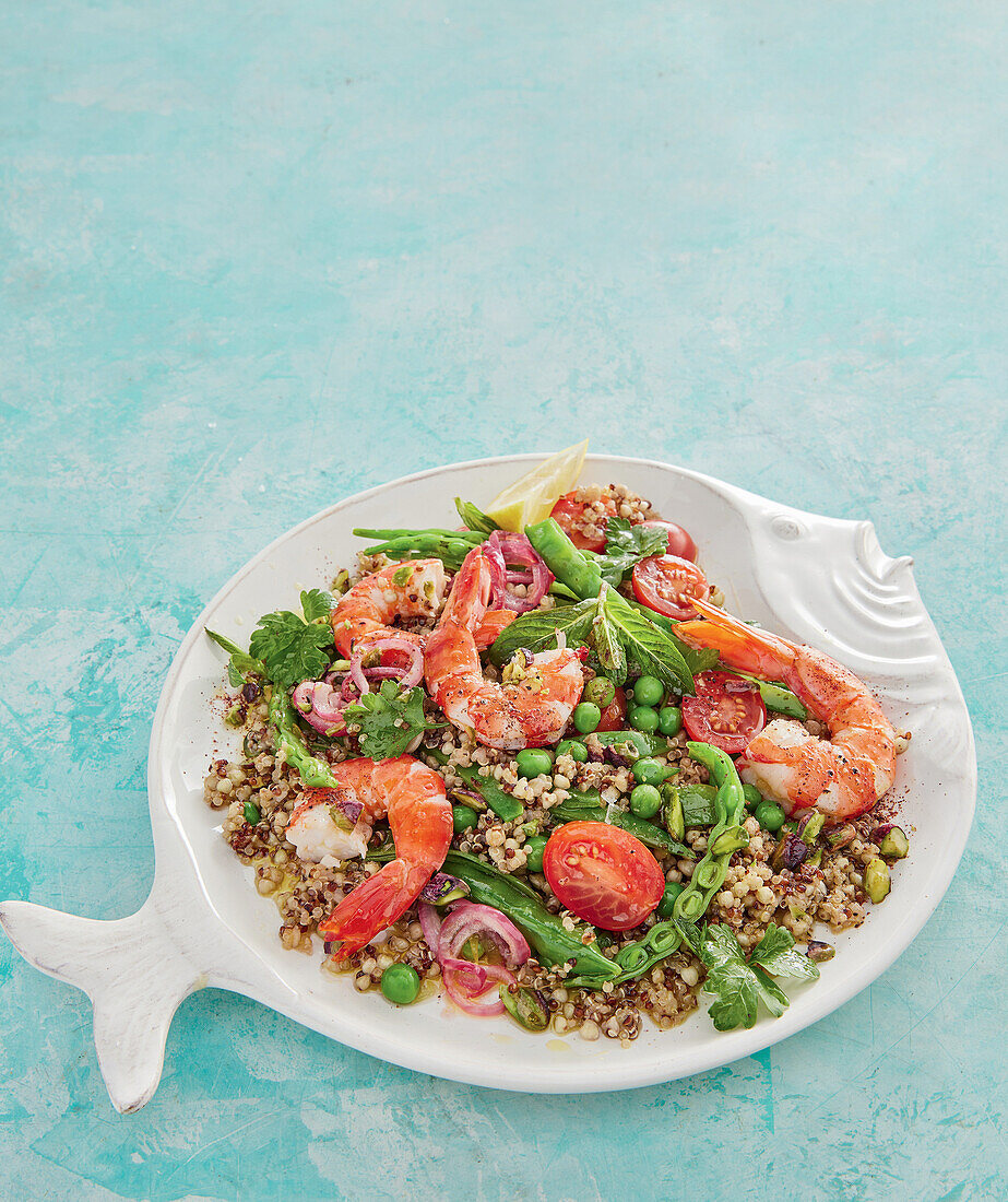 Gemischter Getreide-Garnelensalat mit Erbsen