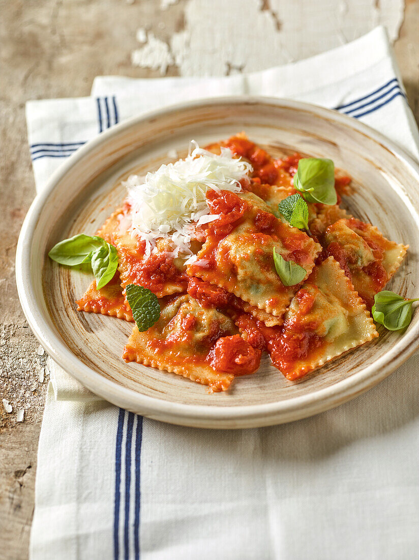 Culurgiones mit Ricotta-Mangold-Füllung (Sardische Ravioli, Italien)