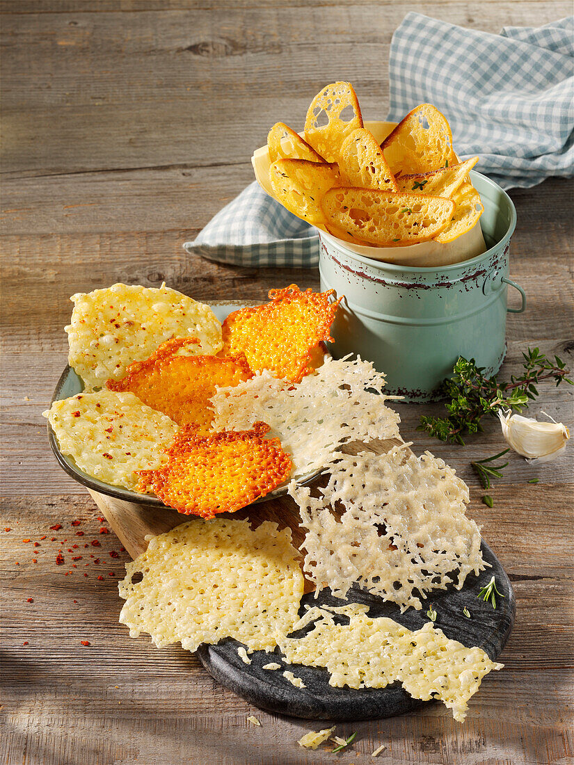 Käse-Chips und Ciabatta-Chips mit Kräutern