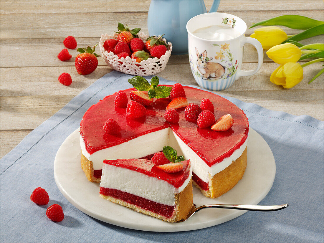 Low carb cake with strawberry topping