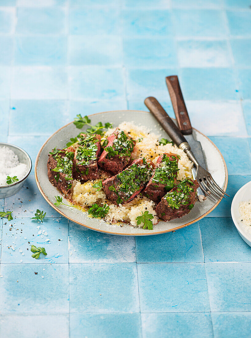 Gekräutertes Steak mit Risotto