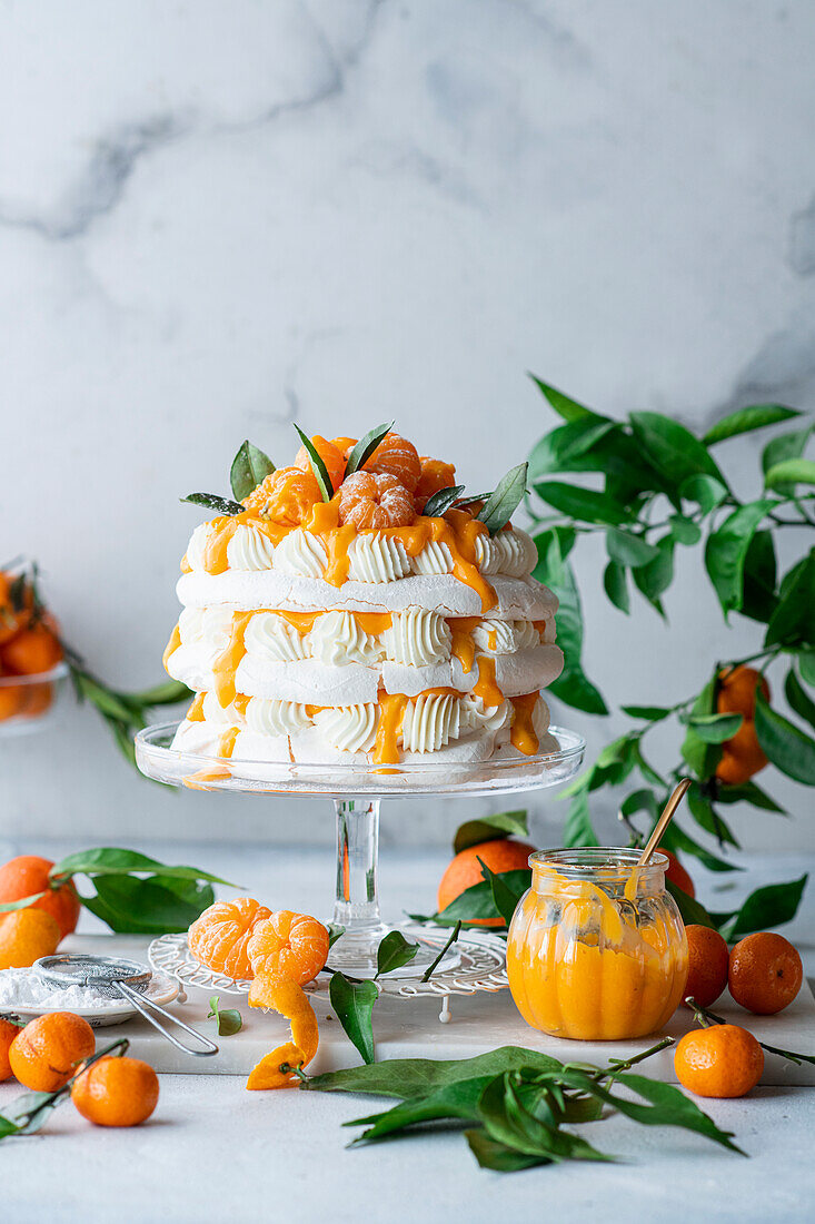 Clementine meringue cake with clementine quark