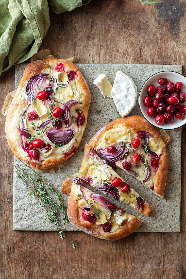 Cranberry-Fladenbrote mit roten Zwiebeln und Camembert