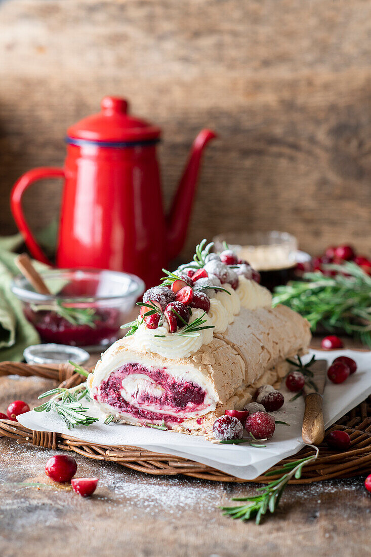 Cranberry-Baiser-Roulade