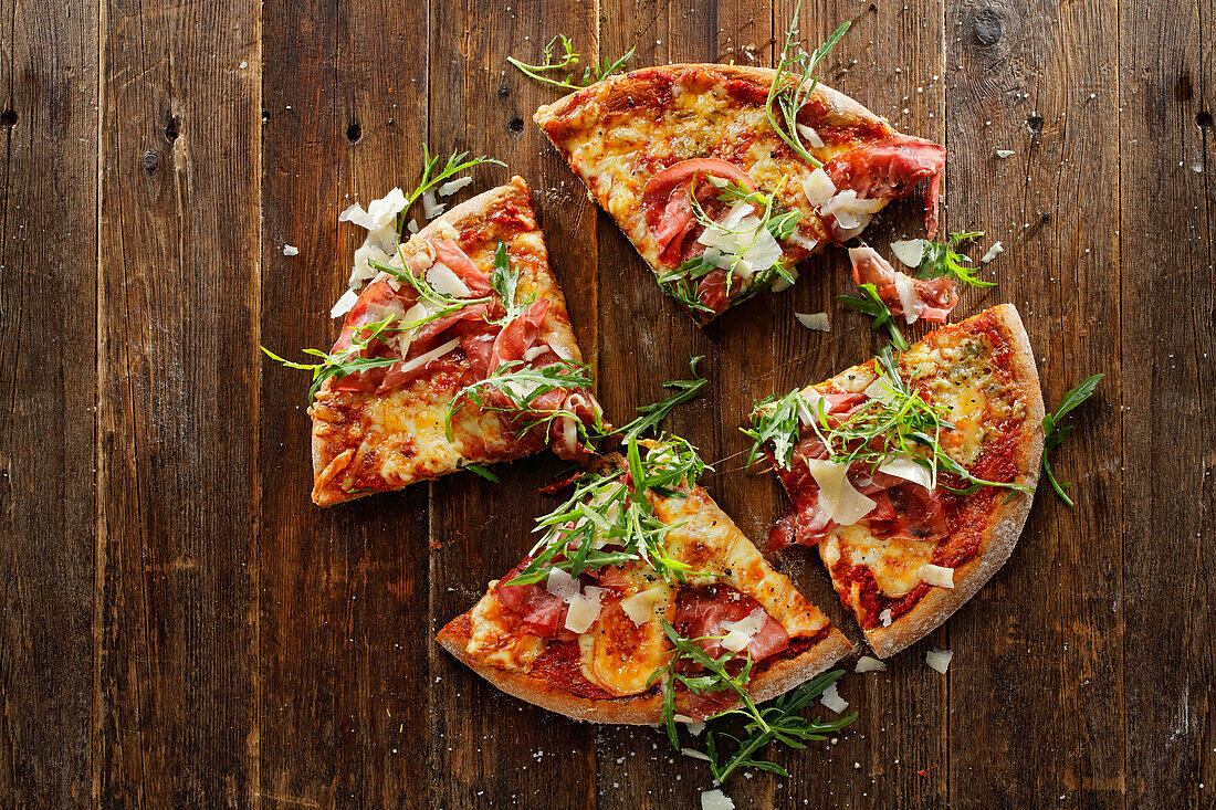 Vollkorn-Pizza mit vier Käsesorten, getrockneten Tomaten, Bresaola und Rucola