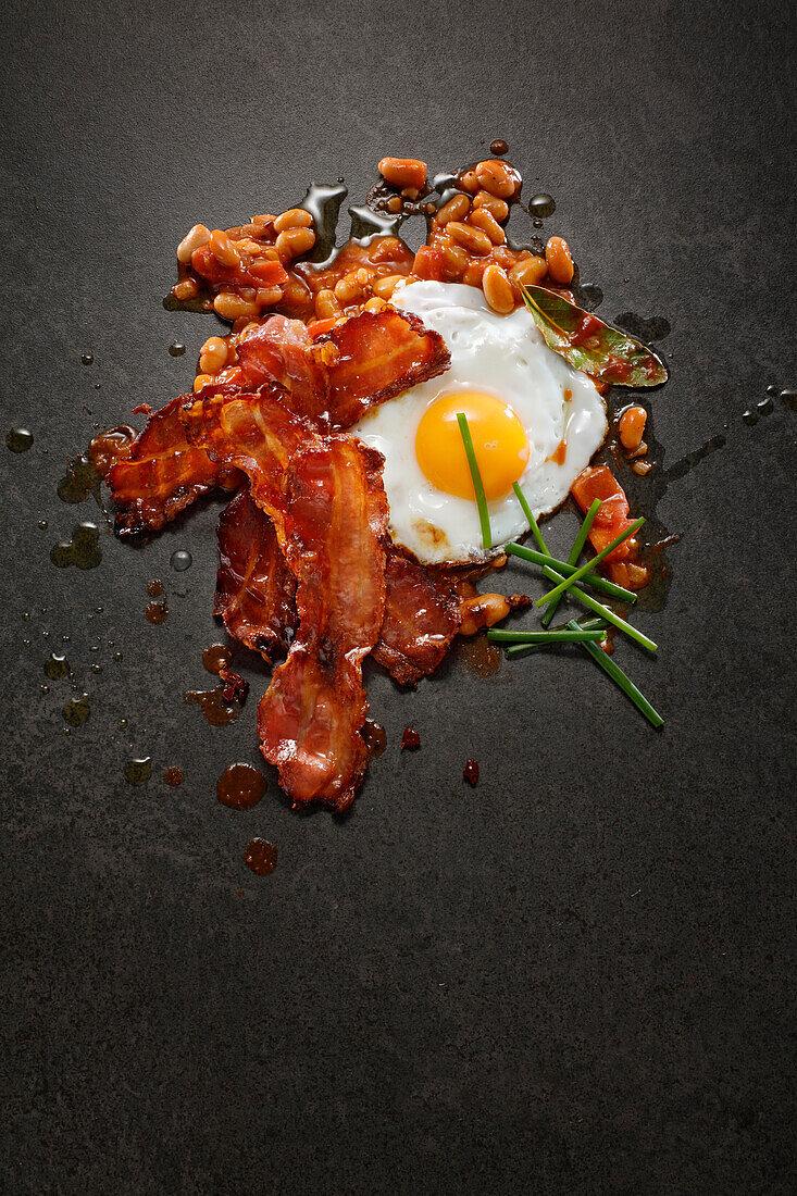 Baked beans with fried bacon and fried egg