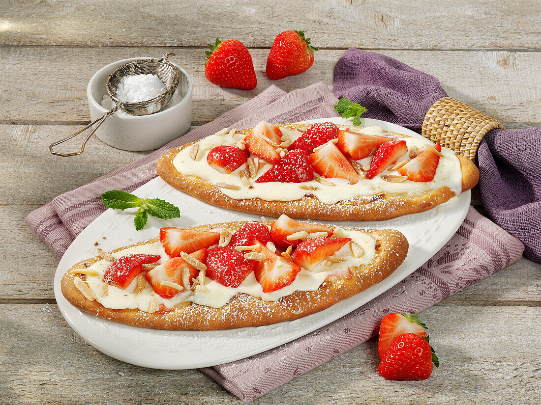 Beerenpizza mit Limetten-Mascarpone und Erdbeeren