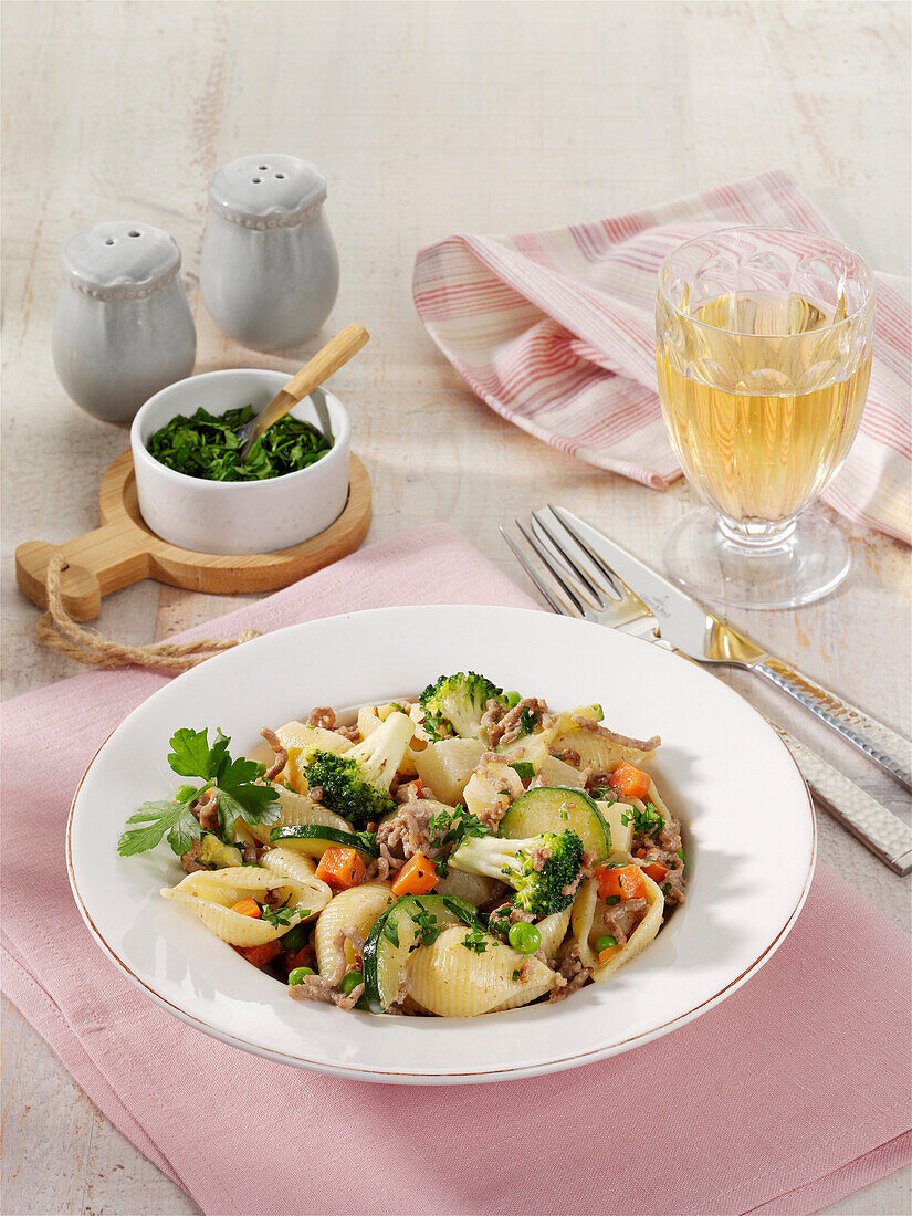 One-pot noodles with ground meat and vegetables