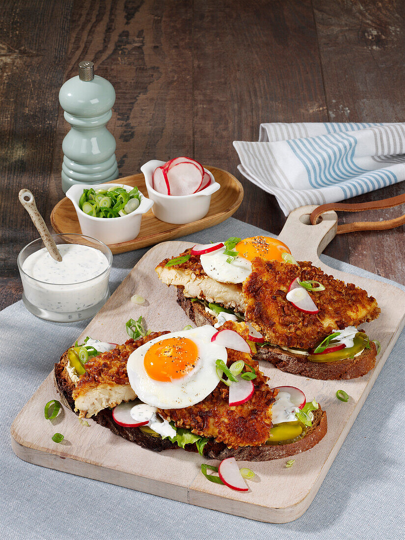 Quick chicken schnitzel sandwich with fried egg and yogurt cream