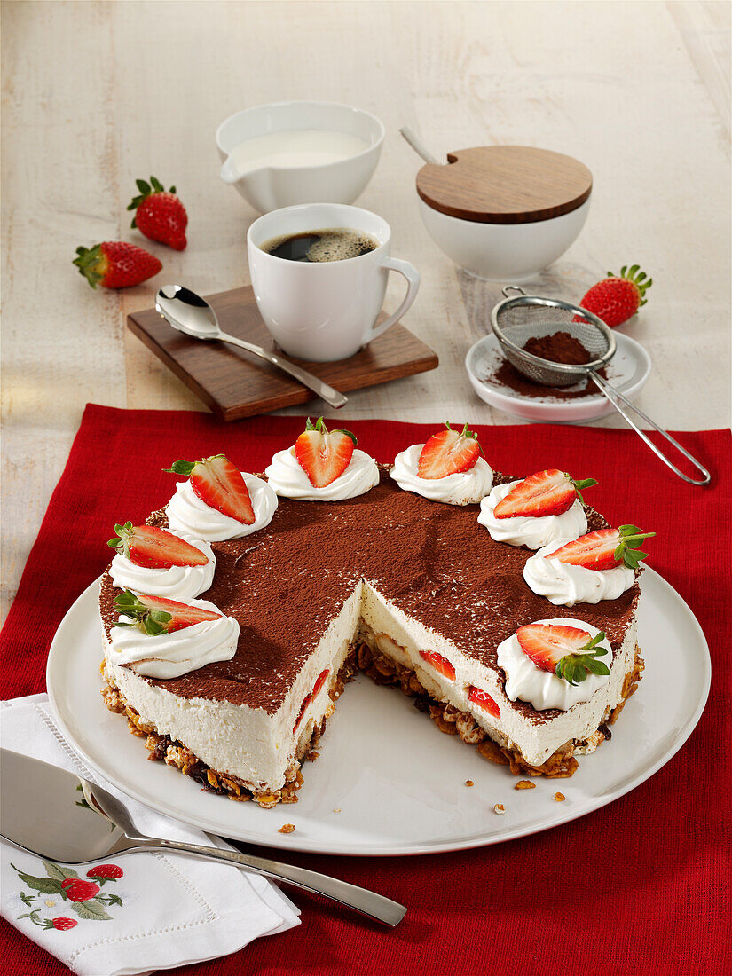 Fruchtige Tiramisu-Torte mit Erdbeeren