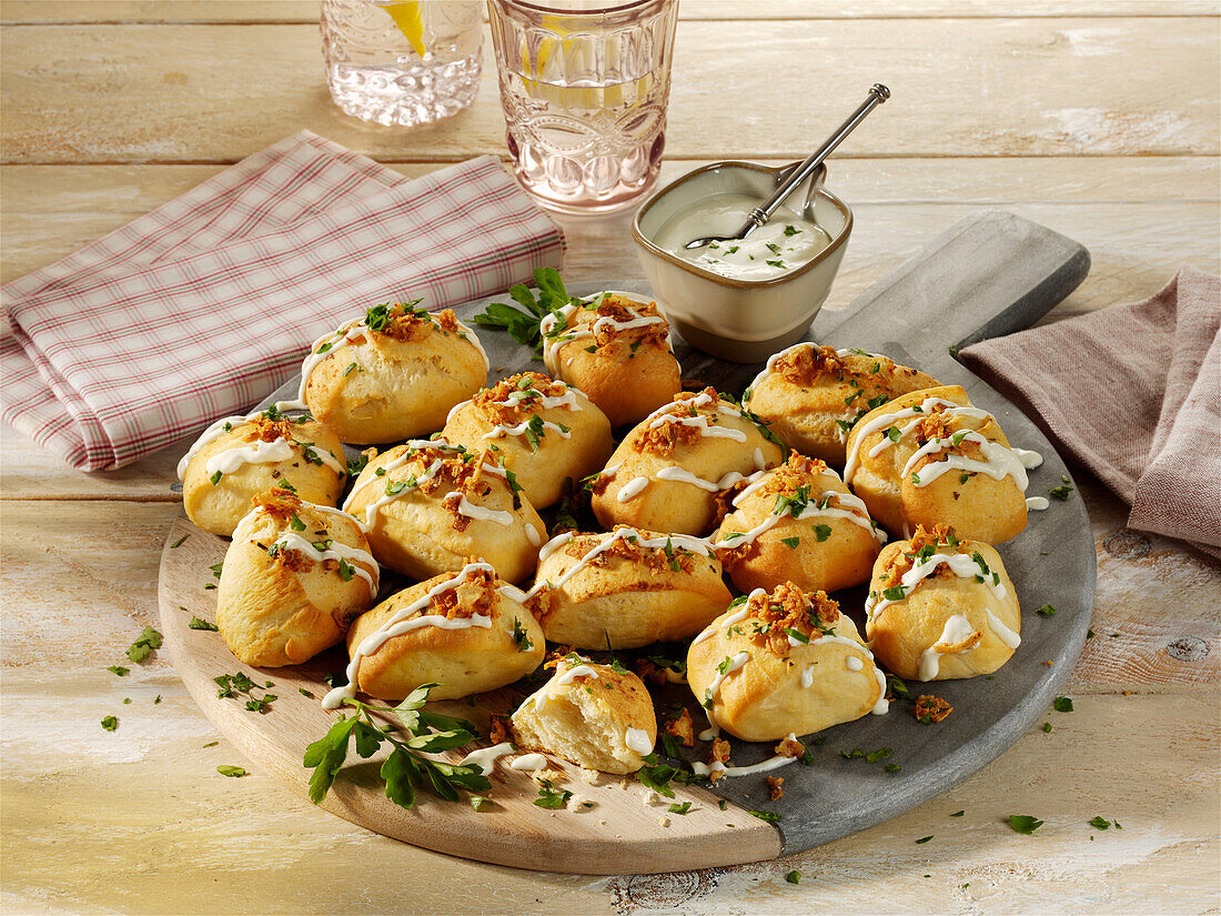 Partybrötchen mit Röstzwiebel-Gremolata und Crème-Fraîche-Dip