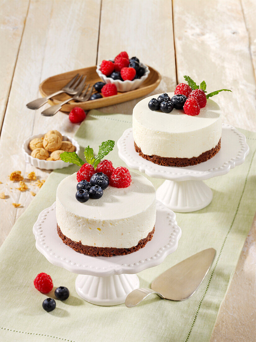 Frozen yogurt tartlets with berries