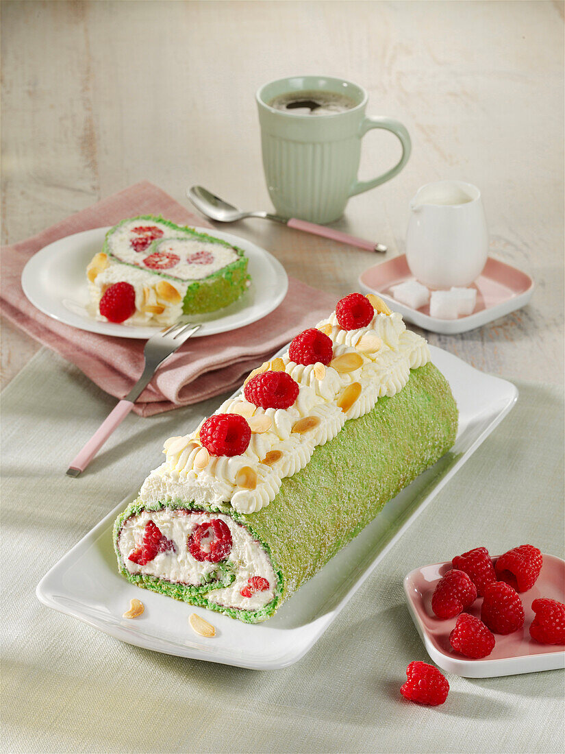 Green raspberry and spinach roll with mascarpone cream