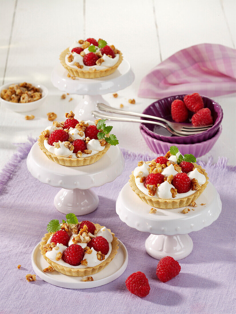 Kleine Himbeertarteletts mit Mascarpone-Sahnecreme