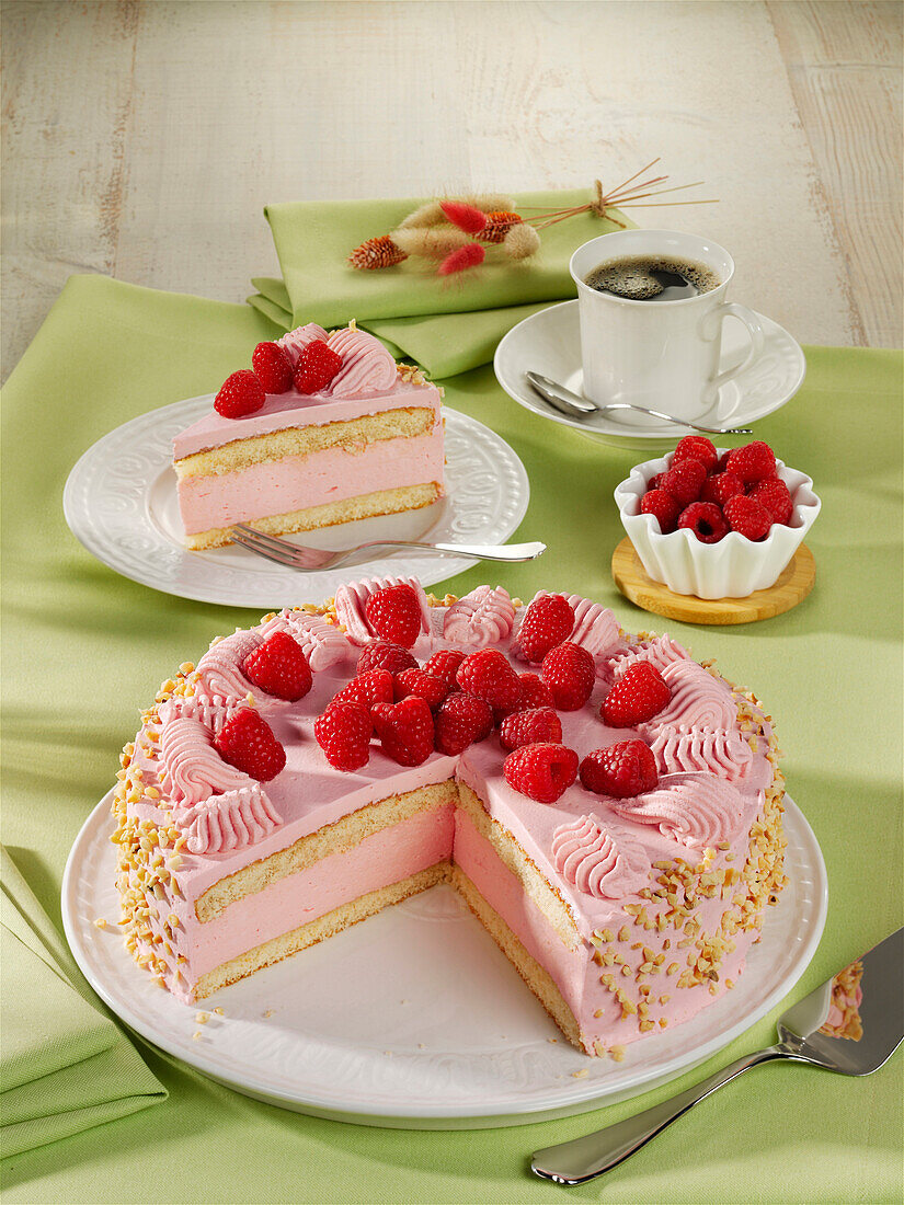 Raspberry dream cake